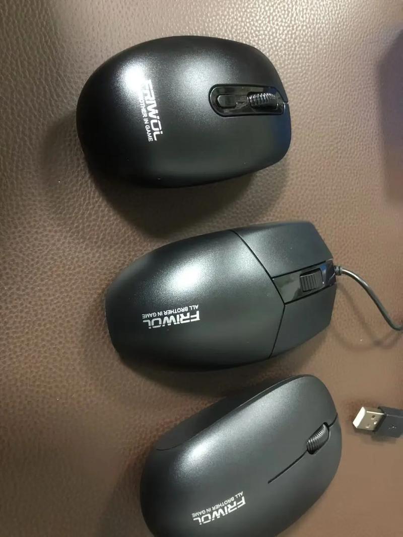 Simple black gaming mouse ergonomic view