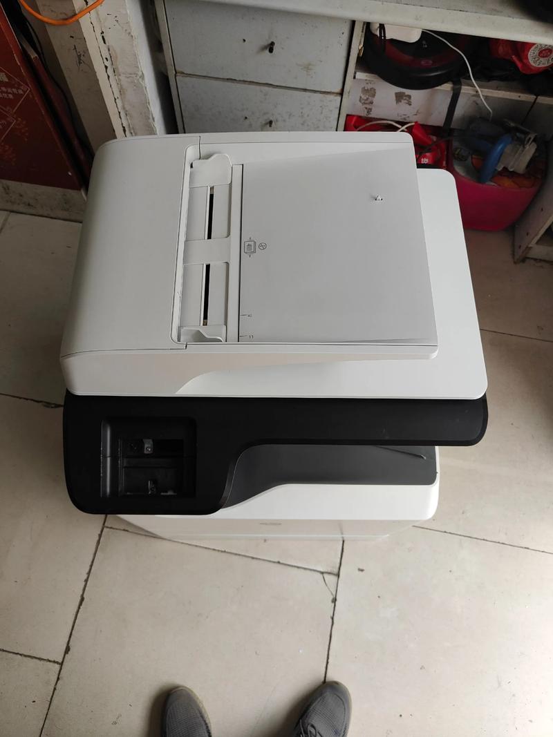 Office desk with HP style monitor purchase decision