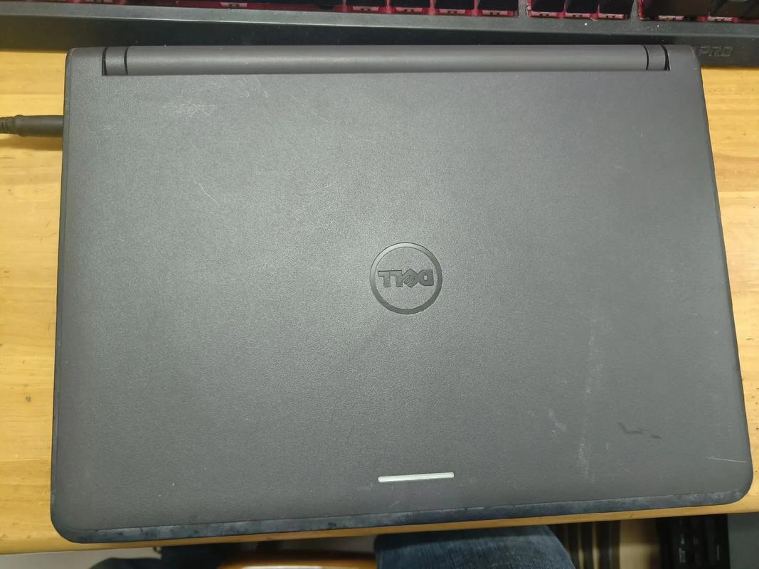 程序员使用大屏显示器进行代码编辑