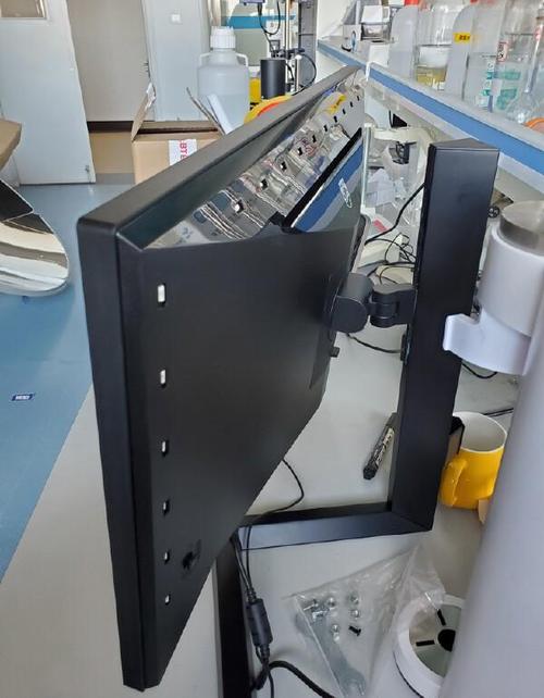 高端显示器支架与RGB氛围灯特写