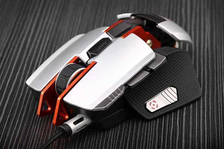 玩家使用游戏鼠标激烈操作