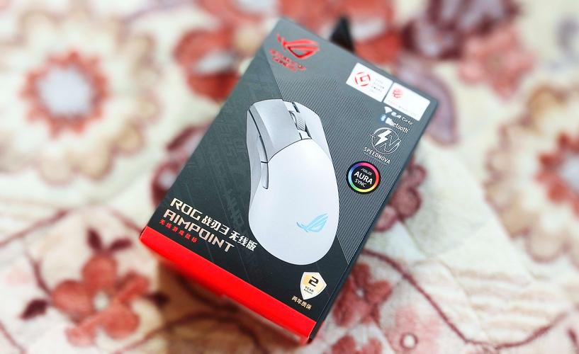 电竞玩家使用无线鼠标游戏场景