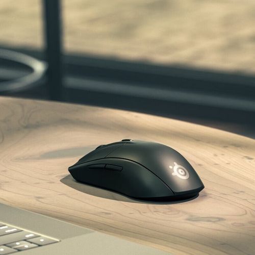 玩家使用游戏鼠标竞技画面