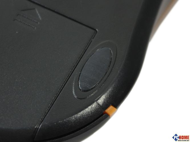 游戏玩家使用无线鼠标进行竞技游戏操作