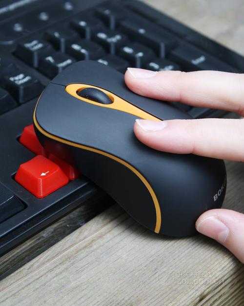 激光鼠标核心传感器特写和技术规格展示