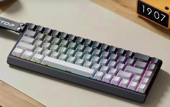 黑白无线鼠标充电场景