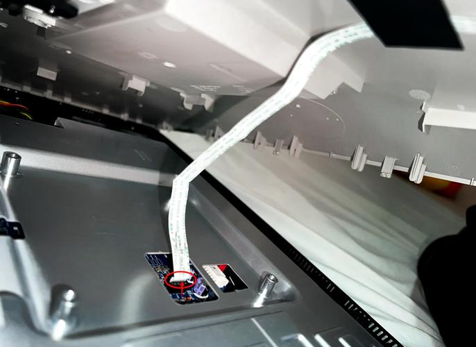 现代办公室多屏显示器工作站