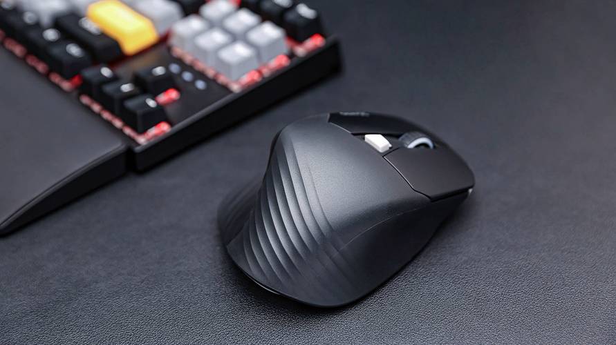 游戏玩家使用无线鼠标竞技场景