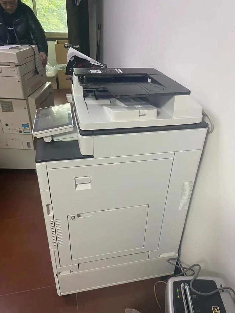 程序员使用鼠标办公场景