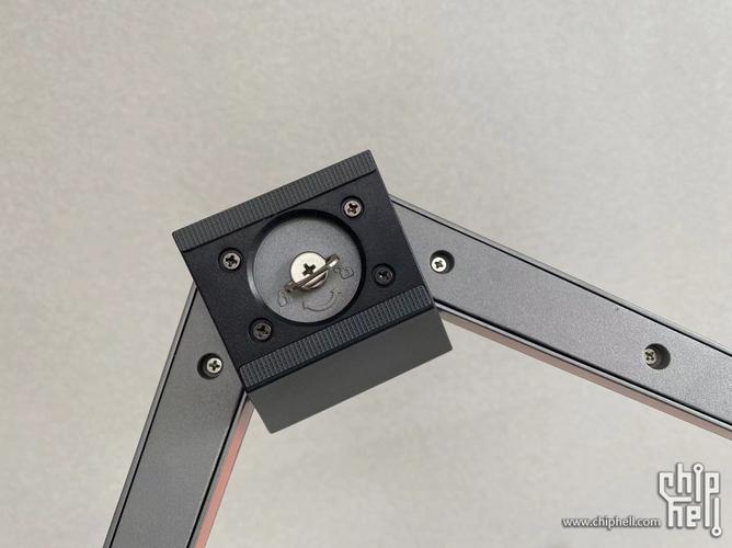 Gaming desk with recommended monitor