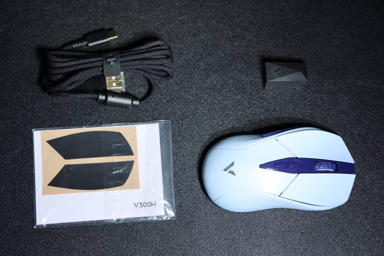 游戏鼠标无线充电与功耗展示