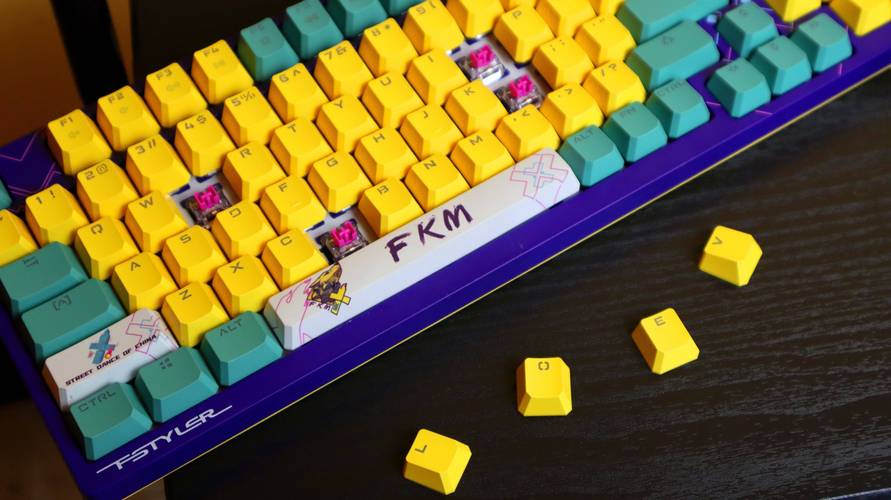 Gamer deciding on mouse purchase