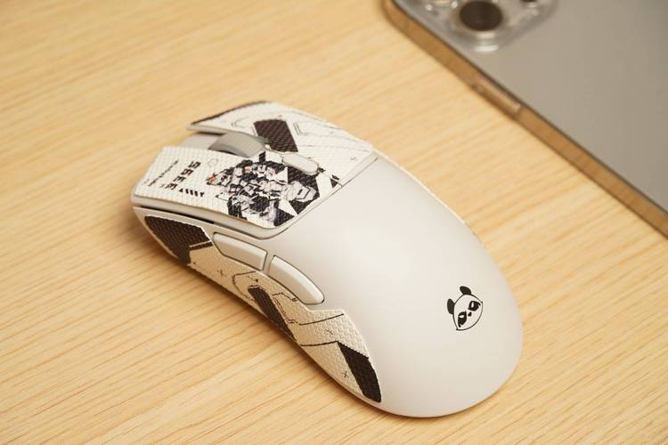 白色创意鼠标桌面摆放场景