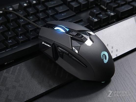 Gamer deciding on mouse purchase with setup