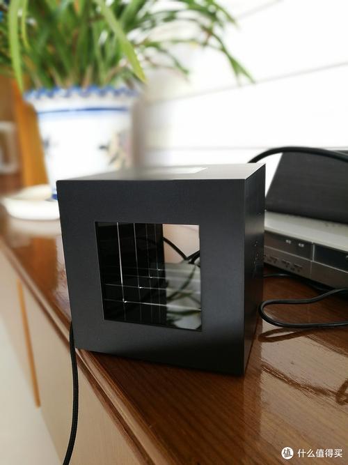 Tech gadget with low heat dissipation