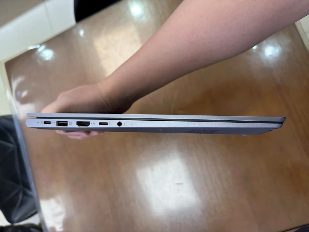 Professional recommending tech accessory