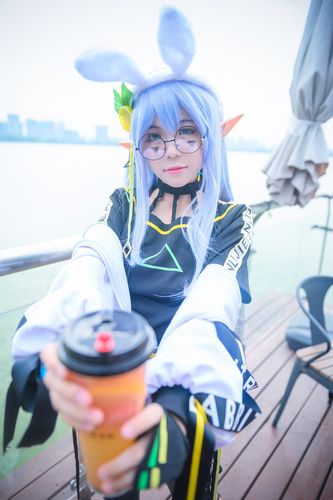 桌面电脑机箱侧面视角