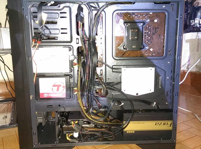 机箱背部理线与装机效果