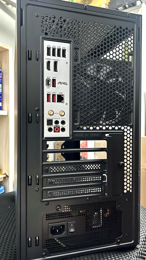 机箱内部硬件安装空间