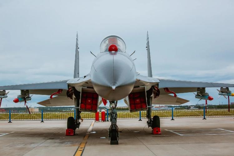 机箱内部结构与主板安装