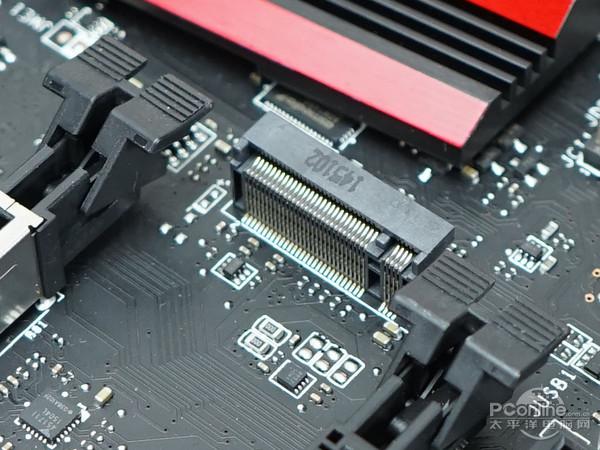 主板散热装甲特写