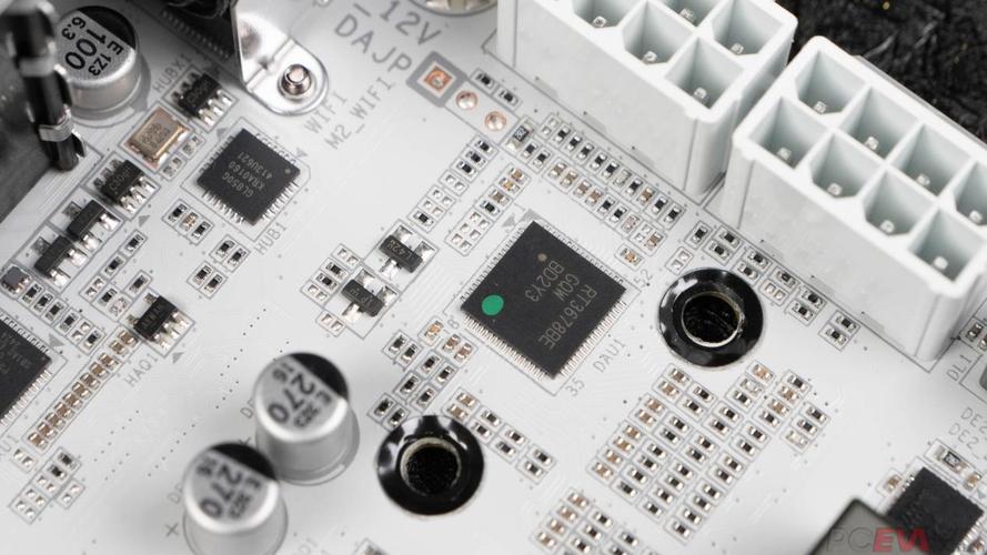 主板供电模组与扩展插槽