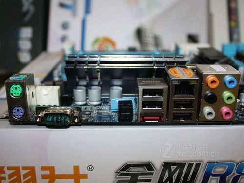 主板核心芯片与插槽