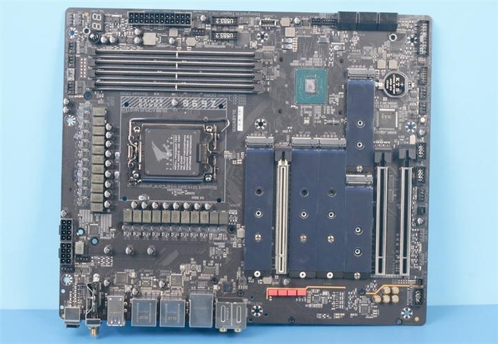 主板核心元器件与插槽