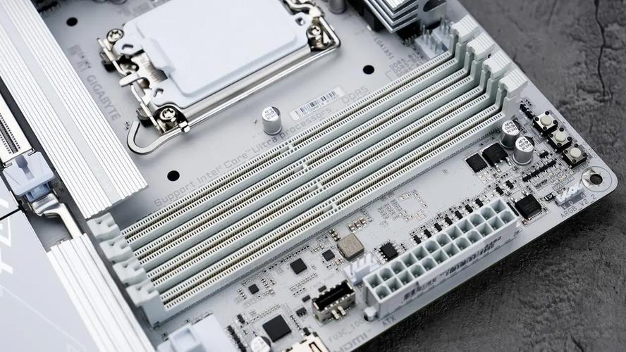 纯白信仰与性能巅峰：技嘉B860M AORUS ELITE WIFI6E ICE深度评测