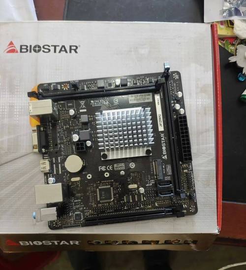 主板核心芯片与内存插槽