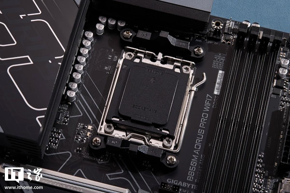 主板供电与内存插槽细节