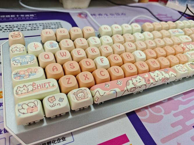 颜值与手感的碰撞:前行者TK870云朵汪汪主题机械键盘深度评测