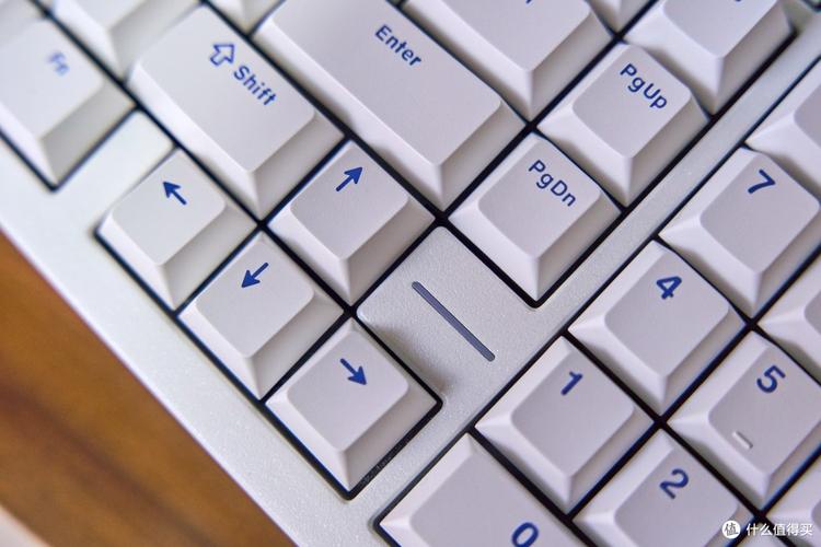 现代办公桌面与键盘