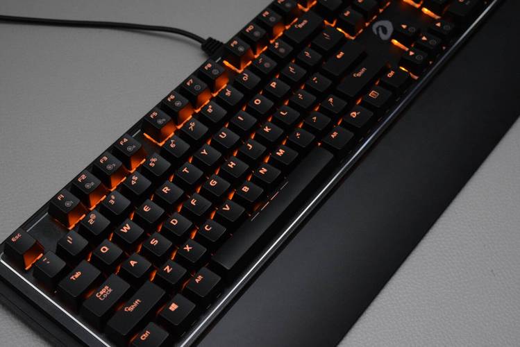 机械键盘红轴特写