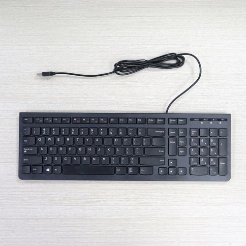 用户正在使用键盘进行办公