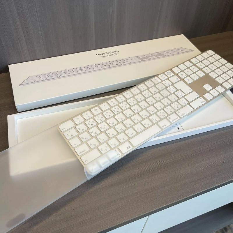 用户使用妙控键盘办公场景