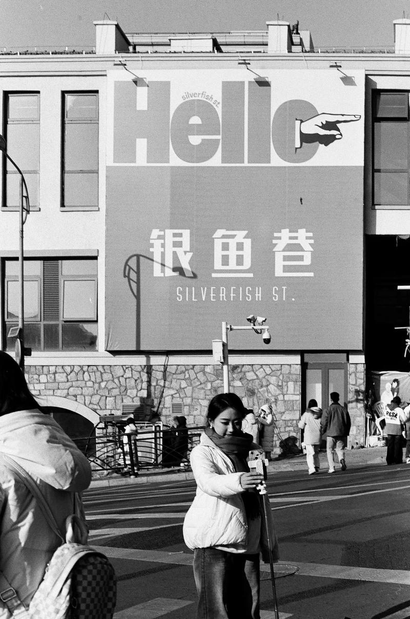 电脑键盘与鼠标的办公场景