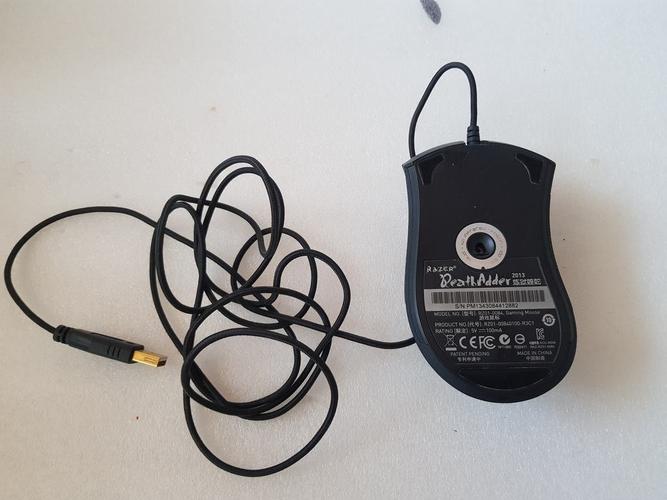 雷蛇炼狱蝰蛇三色灯光版游戏鼠标评测：经典大鼠手感与三色灯效的入门竞技选择