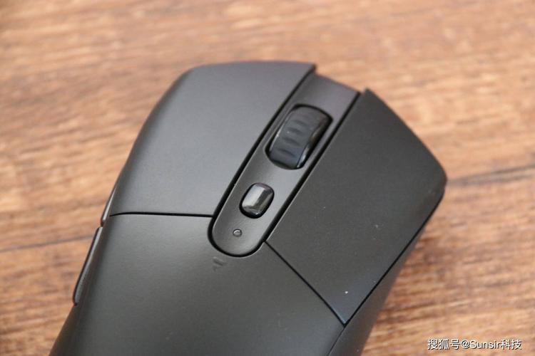 电脑办公设备与鼠标特写