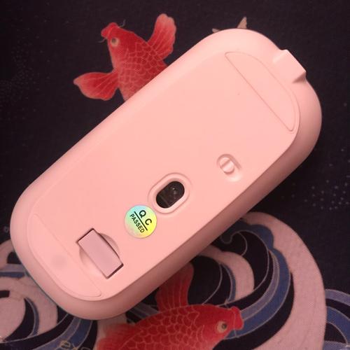 现代办公桌上的电脑与外设