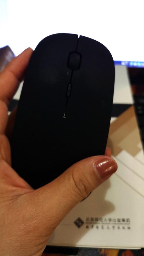 桌面办公环境中的键鼠与电脑设备