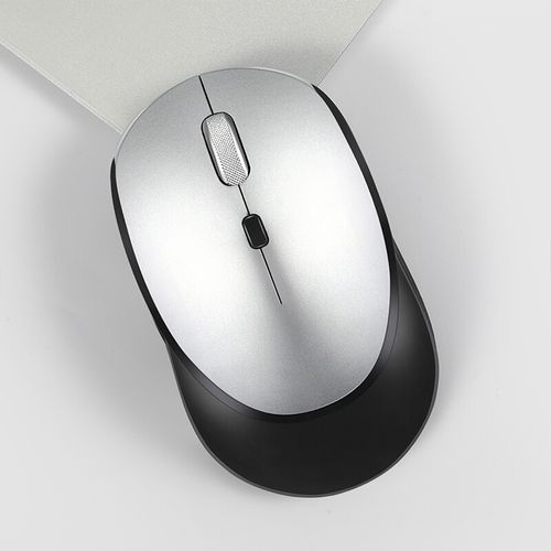 手部操作电脑鼠标的近景特写