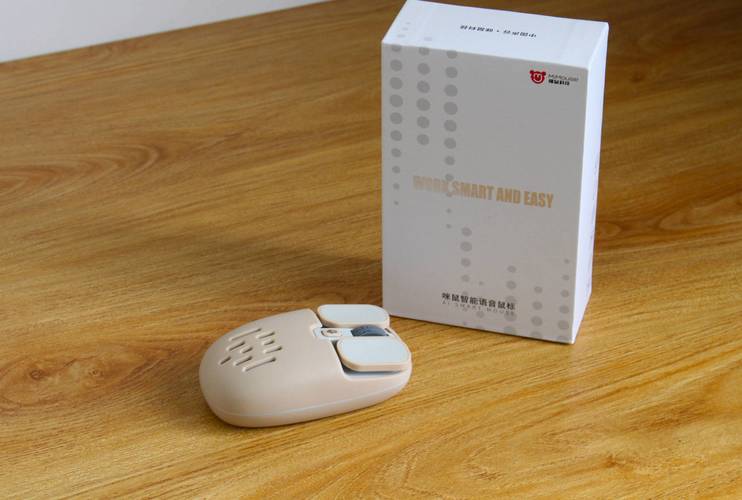 办公桌上的笔记本电脑与外设