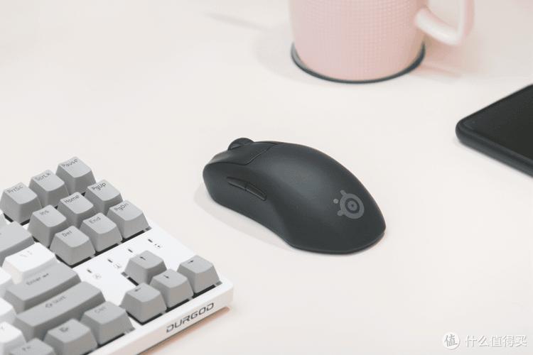 电竞鼠标与笔记本电脑