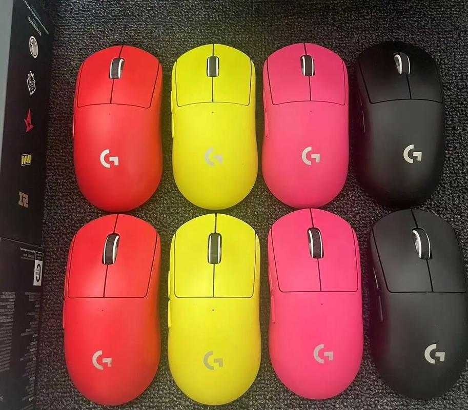 科技桌面环境中的外设摆放