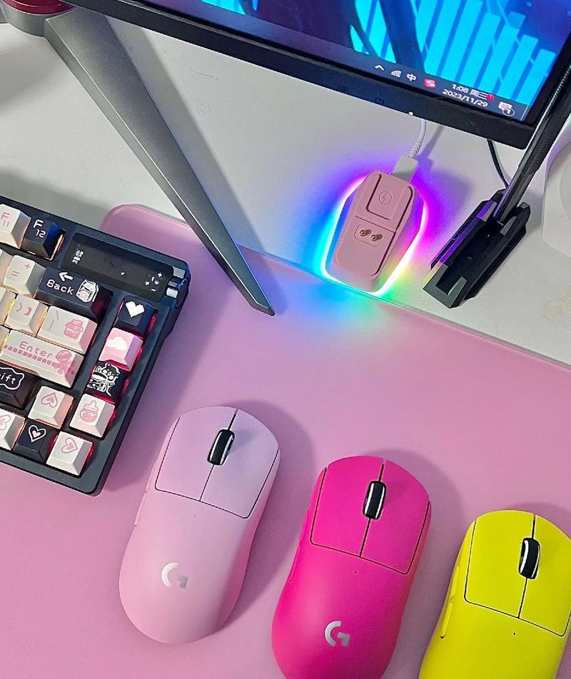 办公桌上的鼠标与键盘，展示基础办公外设