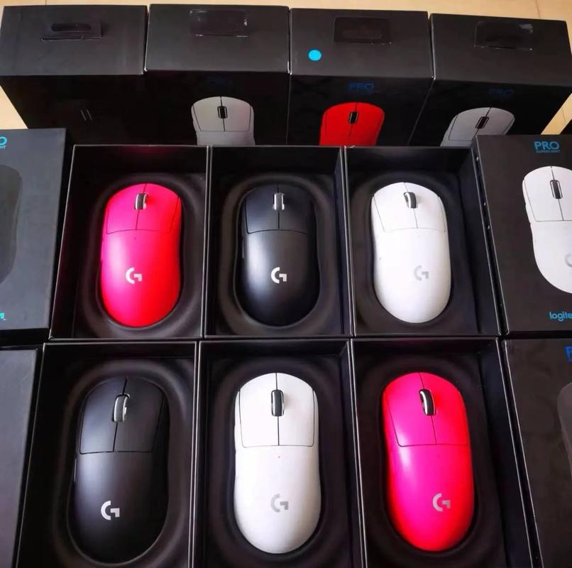 办公桌面上的电脑外设细节