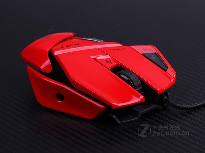 选购电竞鼠标的桌面场景