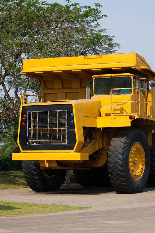 办公桌上的笔记本与鼠标