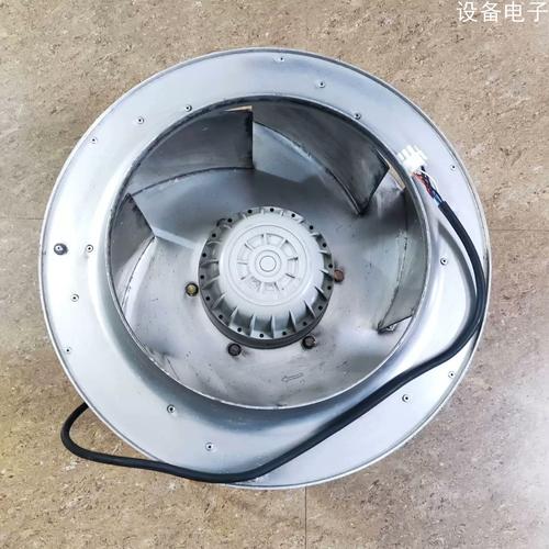 办公电脑与键鼠工作场景